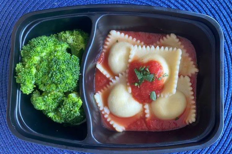 Cheese ravioli with marinara sauce and fresh broccoli, a fresh kids meal from Meal Village.